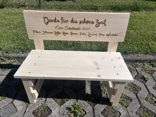 Sitzfläche durchgehend / Lehne gerade