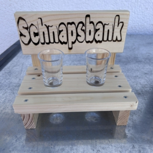Personalisierte Schnapsbank Holz &ndash; inkl. Schnapsgl&auml;ser &ndash; Graviert mit Namen &ndash; Geschenkidee Holz - Vatertag, Stammtisch, Schnapsliebhaber